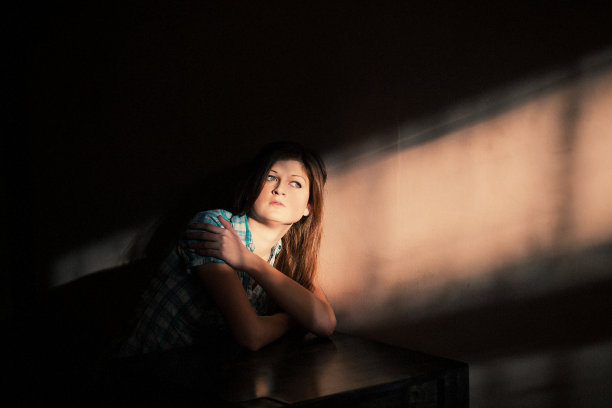 引起中年抑郁症的具体原因有哪些呢